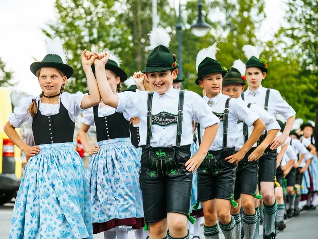 - © Chiemgau Tourismus e.V. Kinder in Tracht auf der Pfingsroas in Inzell