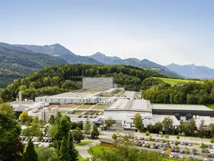 Adelholzener Alpenquellen GmbH © Adelholzener Alpenquellen GmbH Blick auf das Firmengelände von der Adelholzner Alpenquellen mit Bergpanorama im Hintergrund.