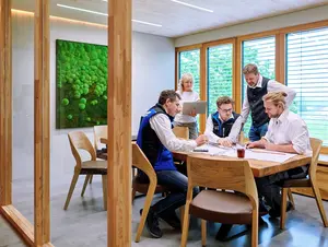 Lechner Holzbau und Zimmerer © Lechner Holzbau GmbH & Co.KG Lechner Team sitzt bei einen Meeting zusammen und bespricht ein Projekt.