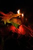 ein mit modernster Technik ausgestatteter Drache spuckt Feuer   