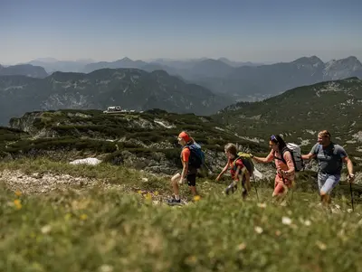 Wandern Familie Untersberg © Bergerlebnis Berchtesgaden Aufstieg zum Gipfel des Berchtesgadener Hochthrons