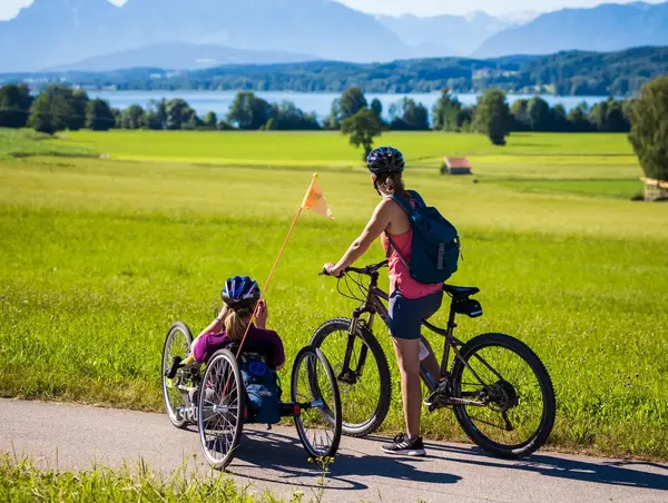 Rad_AP_2021_1(27) © Chiemgau Tourismus e.V. Handbikerin mit Radbegleitung am Chiemsee