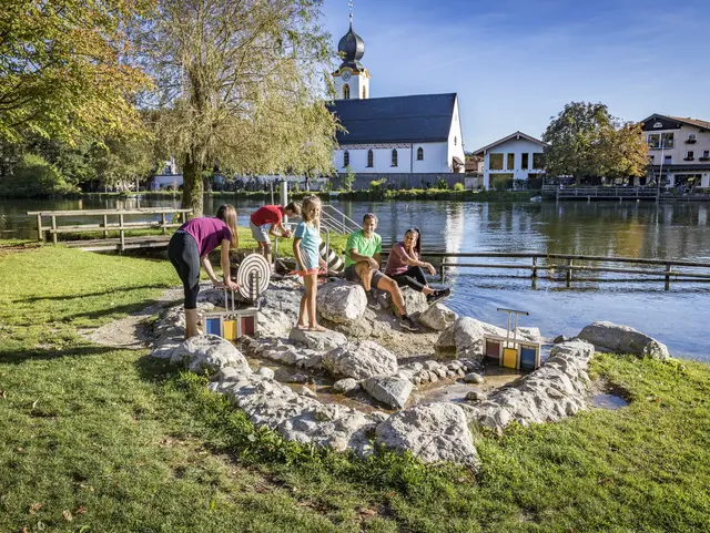 - © Chiemgau Tourismus e.V. Familie im Alzbad in Truchtlaching im Herbst