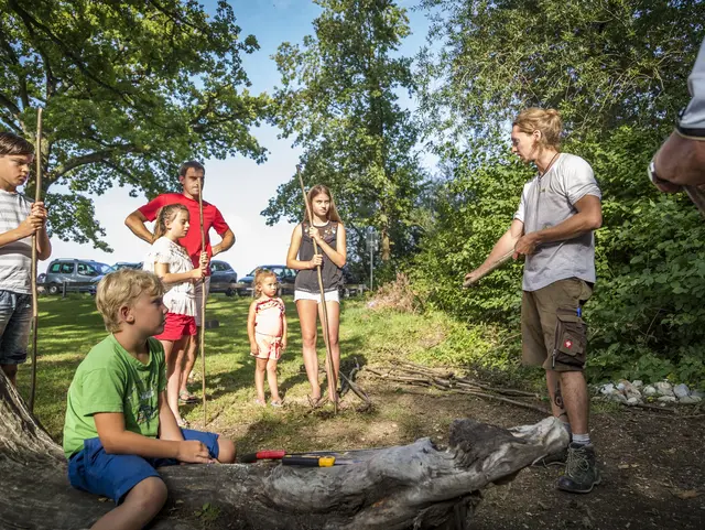 - © Chiemgau Tourismus e.V. Bogen bauen mit Kindern in Übersee am Chiemsee im Sommer