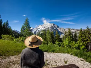 Rossfeldstraße Berchtesgaden © Rossfeldstraße Berchtesgaden Urlauberin macht eine Pause auf der Rossfeldstraße in Berchtesgaden.