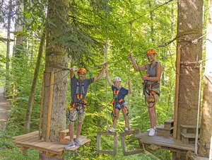 Kletterwald Prien © Kletterwald Prien am Chiemsee Familie klettert einen Parcour im Kletterwald Prien am Chiemsee.