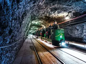 Gästeführer mit Gästen auf der Grubenbahn © Südwestdeutsche Salzwerke AG, Salzbergwerk Berchtesgaden Gästeführer mit Gästen auf der Grubenbahn im Salzbergwerk Berchtesgaden