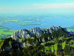 Erlebniswelt Chiemgau/Kampenwand © Erlebniswelt Chiemgau/Kampenwand Bergblick auf die Kampenwand mit dem Chiemsee im Hintergrund.