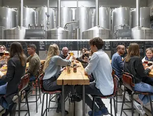 Camba Bavaria © Camba Bavaria Gäste sitzen in der Camba Bavaria zusammen und genießen ein Bier.
