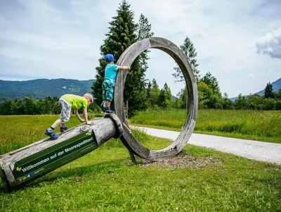 Ausflugsziel © Chiemgau Tourismus e.V. Familienwanderung am Moor-Erlebnis-Pfad Inzell im Sommer