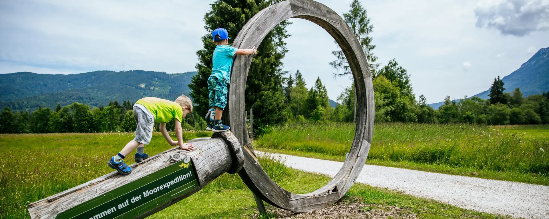 Ausflugsziel - © Chiemgau Tourismus e.V. Familienwanderung am Moor-Erlebnis-Pfad Inzell im Sommer
