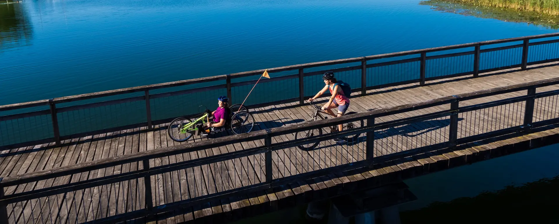Barrierefrei Radfahren am Waginger See - © Chiemgau Tourismus e.V. Handbikerin und Fahrradfahrerin am Waginger See