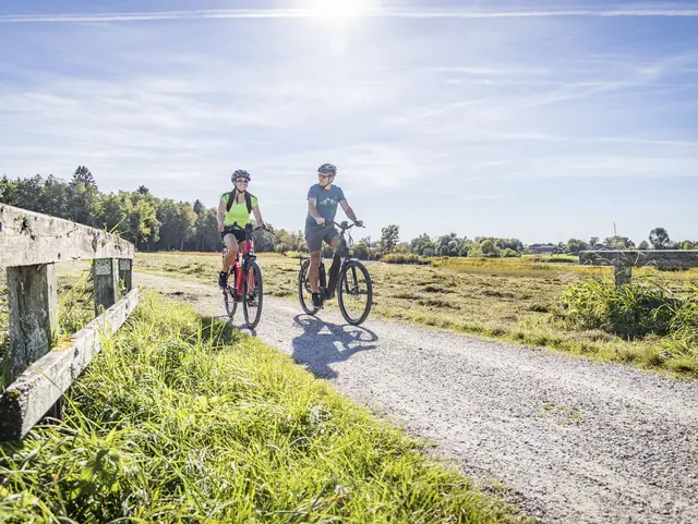 - © Chiemgau Tourismus e.V. Radtour an der Alz bei Seebruck