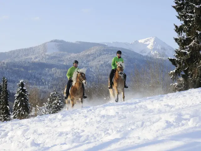 - © Medienservice ProGenuss® Zwei Reiter sind im Schnee unterwegs und machen einen Ausritt.