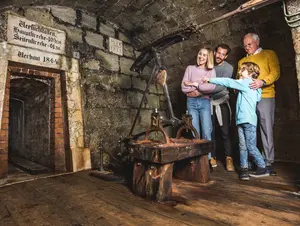 Alte Saline © Alte Saline Bad Reichenhall / Südwestdeutsche Salzwerke AG“. Führung in der Alten Saline, eine Familie besichtigt die Karl-Theodor Pumpe.