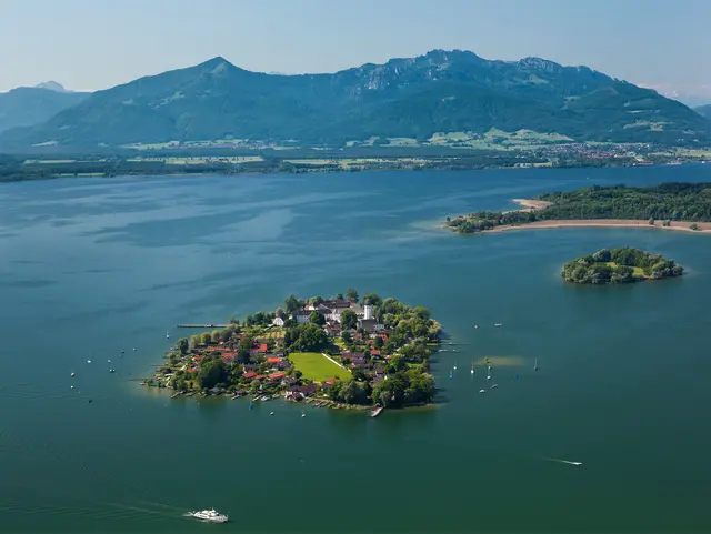 - © Chiemgau Tourismus e.V. Blick auf die Fraueninsel und die Chiemgauer Alpen
