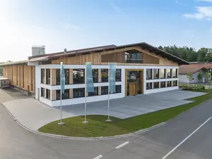 Firmengelände Franz Schroll © Franz Schroll GmbH Einzigartige Lieblingsplätze, von der Planung bis zur Umsetzung. Das Familienunternehmen Schroll Wellness & Wohnen aus Chieming begeistert Gastgeber und Privatkunden.