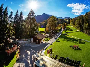 Sommerrodelbahn © Märchen-Erlebnispark Marquartstein GmbH & Co.KG Gemeinsam erleben sie ein mit viel Liebe zum Detail angelegtes Märchenland und viel Raum für Abenteuer, Spiel und Spaß. Alle größeren Attraktionen wie die Sommerrodelbahn, die Trethochbahn Schneckenrennen, die Gaudi-Gondel, der Störrische Esel sind im Eintrittspreis enthalten.