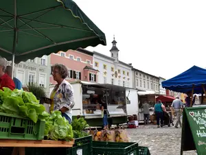 Wochenmarkt Tittmoning © Stadt Tittmoning Kunden kaufen frische Lebensmittel auf dem Wochenmarkt in Tittmoning ein.
